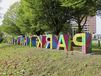 902647 Afbeelding van de achterzijde van de met vrolijke kleuren en figuurtjes geschilderde betonnen letters 'PARK ...